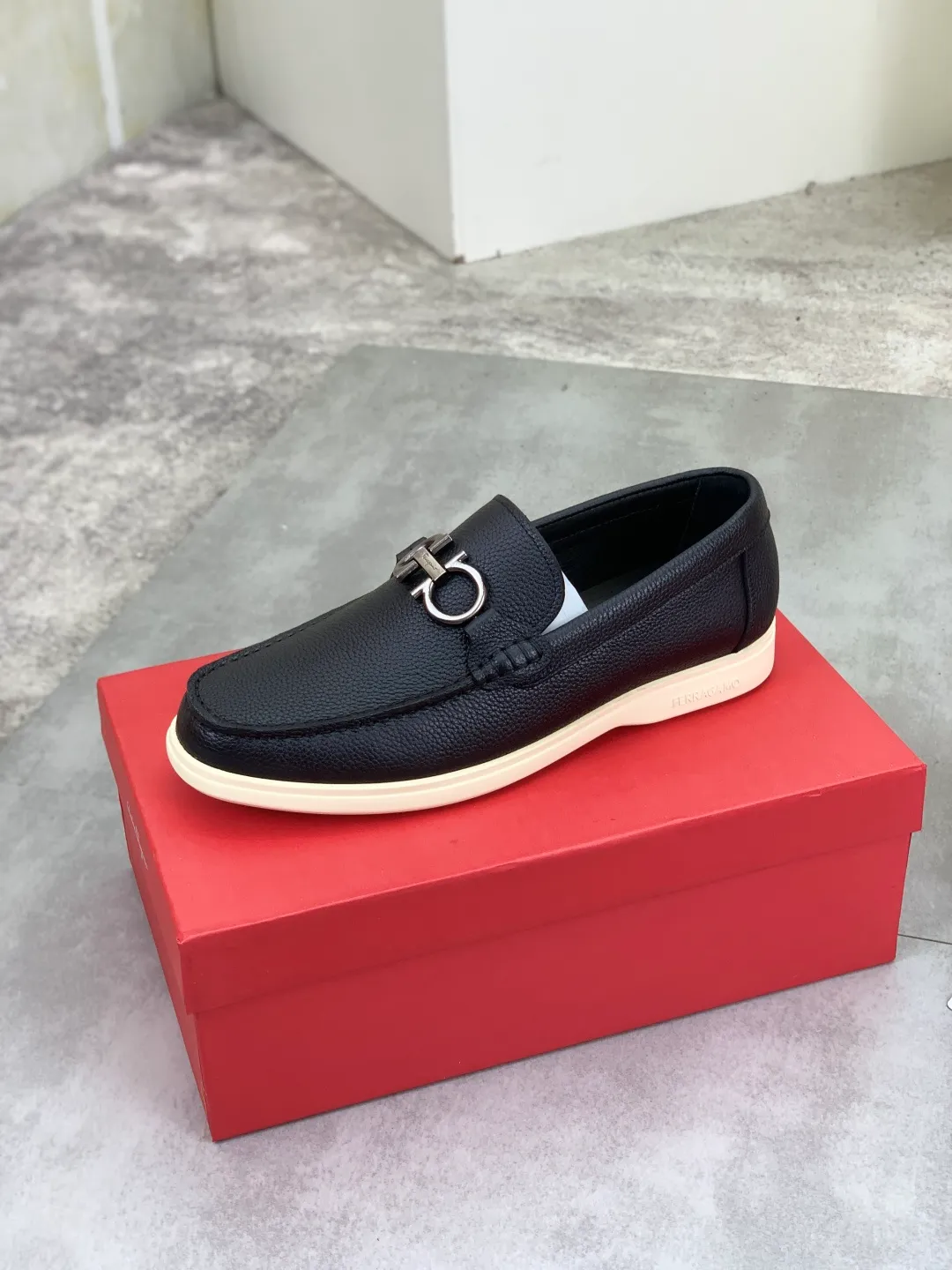 Men's Men's Shoes 💰P580💰[New Style] Water-dyed Niuli 🆘[Salvatore Ferragamo] Ferragamo's latest casual business leather shoes for men! Listed simultaneously! The fabric is made of specially imported original pebbled calfskin, and the lining is made of imported water-dyed cowhide. It is absolutely luxurious and leads the fashion trend. Matching code: 38-44 (45 and 46 can be customized) Black, brown and burgundy colors available